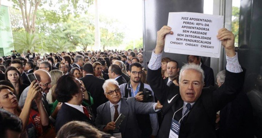 Juízes federais ameaçam greve contra a extinção do auxílio-moradia