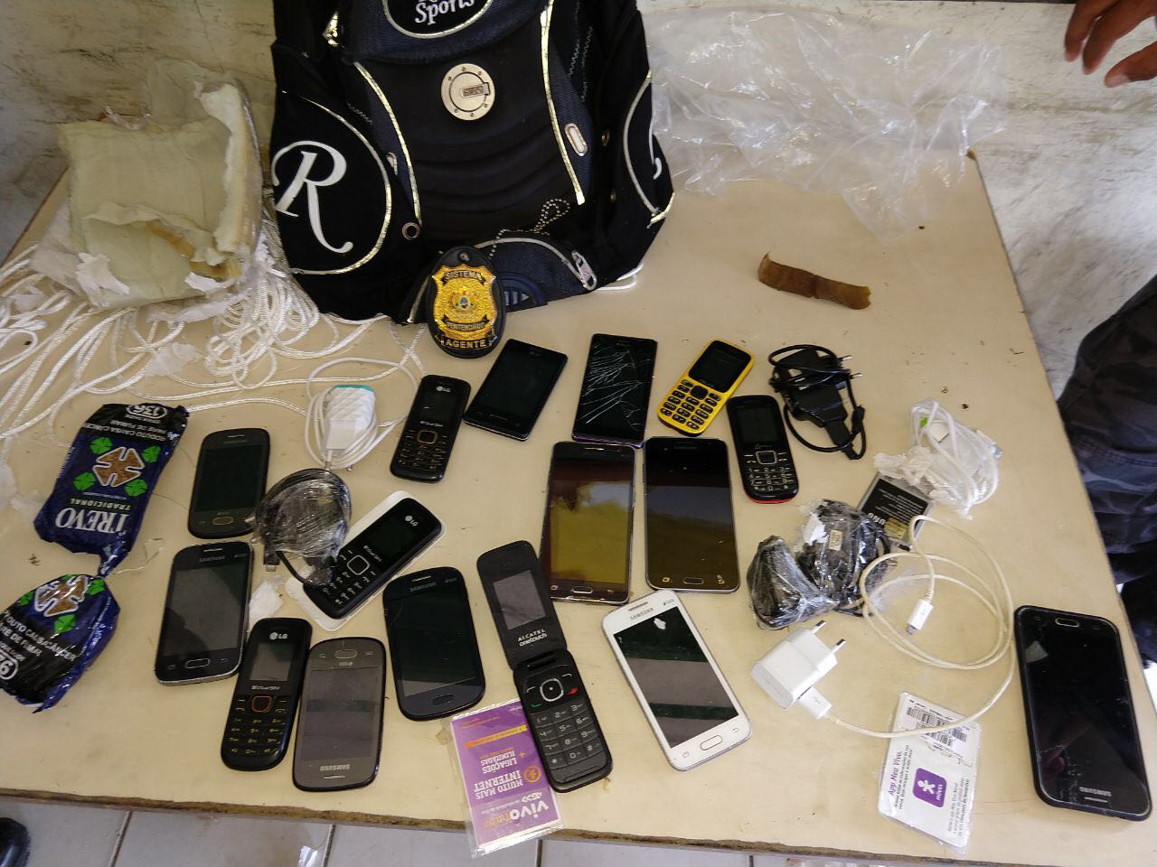 Agentes penitenciários apreendem mochila com quase 20 celulares em presídio