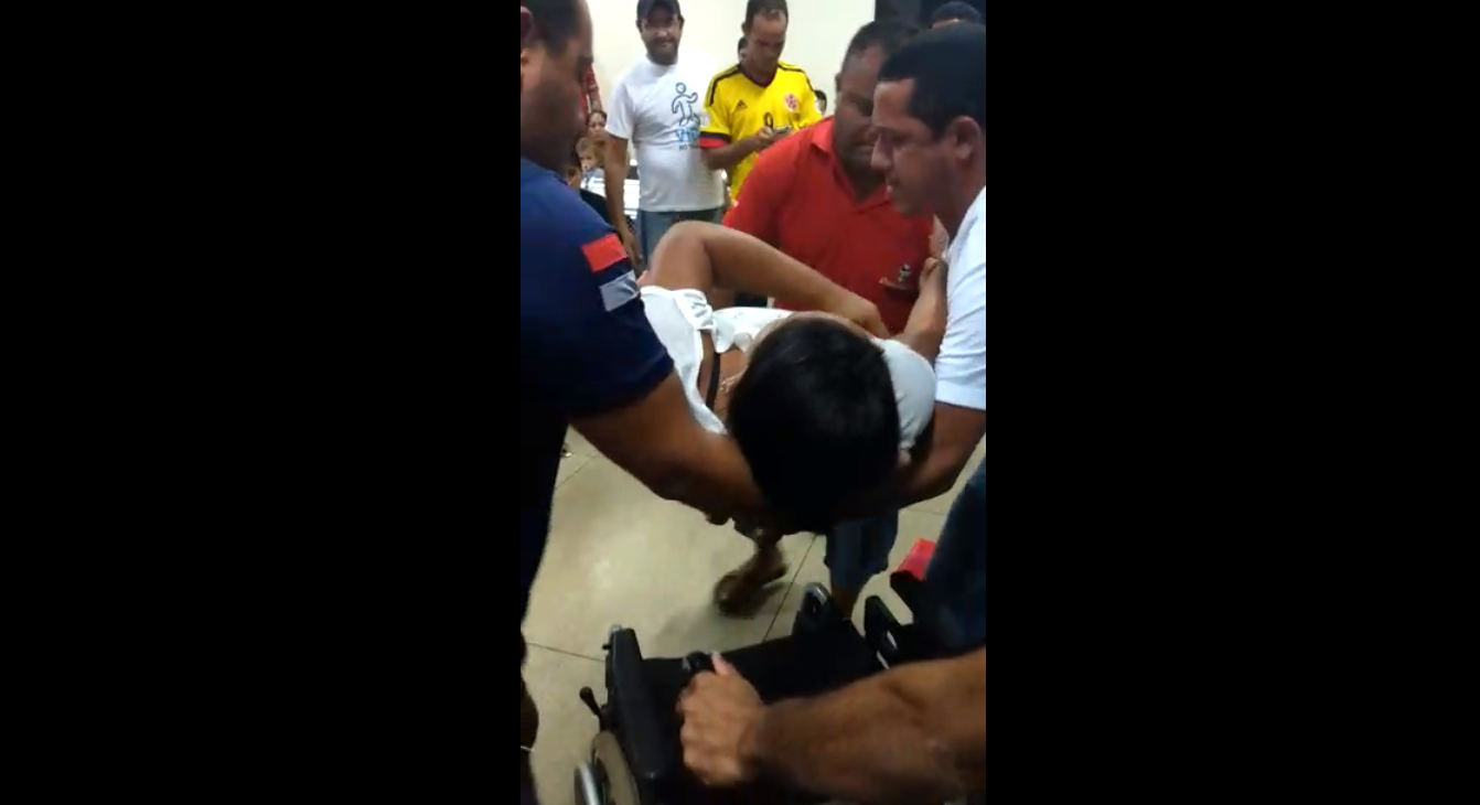 Vídeo mostra mulher passando mal durante protesto contra a falta de médicos na UPA do Sobral