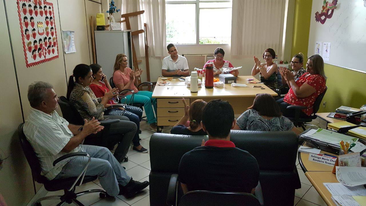 Servidores criam grupo de leitura como forma de compartilhar o amor pelos livros