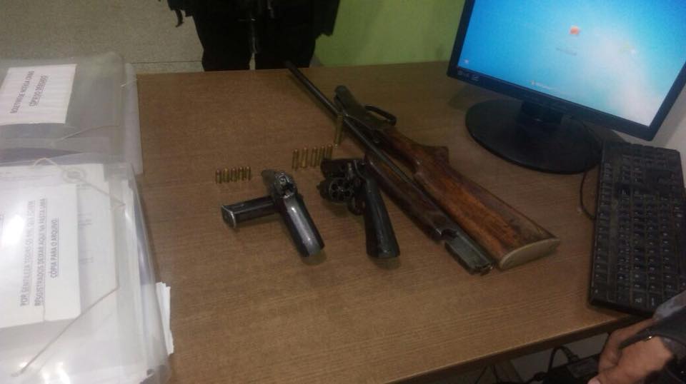 Polícia Militar apreende armas de fogo durante abordagem em Cruzeiro do Sul