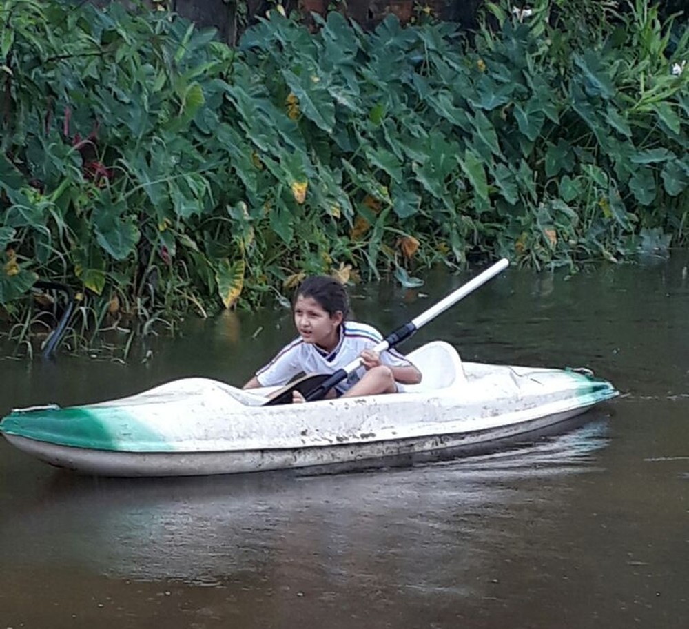 Menina de 7 anos usa caiaque para poder estudar em SP após temporal