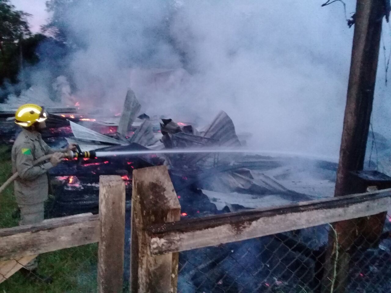 Incêndio destrói capela católica em bairro de Sena Madureira; confira o vídeo