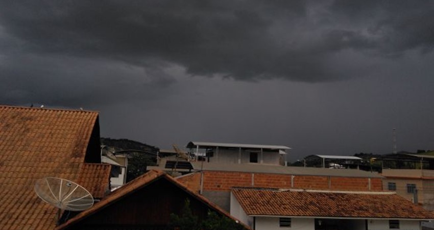 Tempo abafado pode ocasionar tempestade com raios no Acre, diz Friale