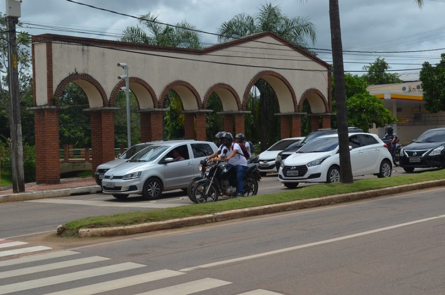 Mesmo com novos radares, condutores podem ultrapassar sinal vermelho após as 23h