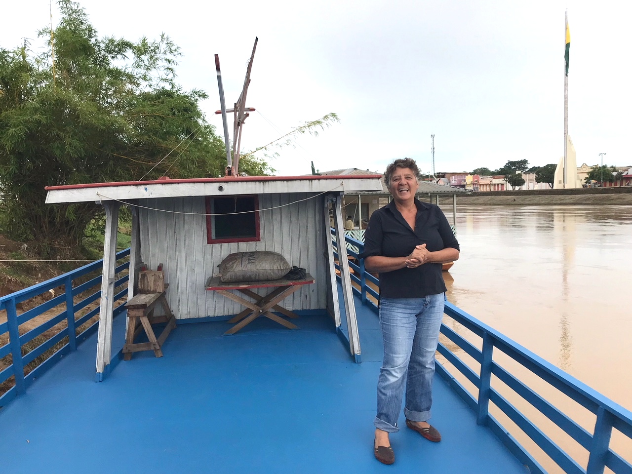 Parteira há 40 anos, mulher vende apartamento e vive em um barco nas águas do Rio Acre