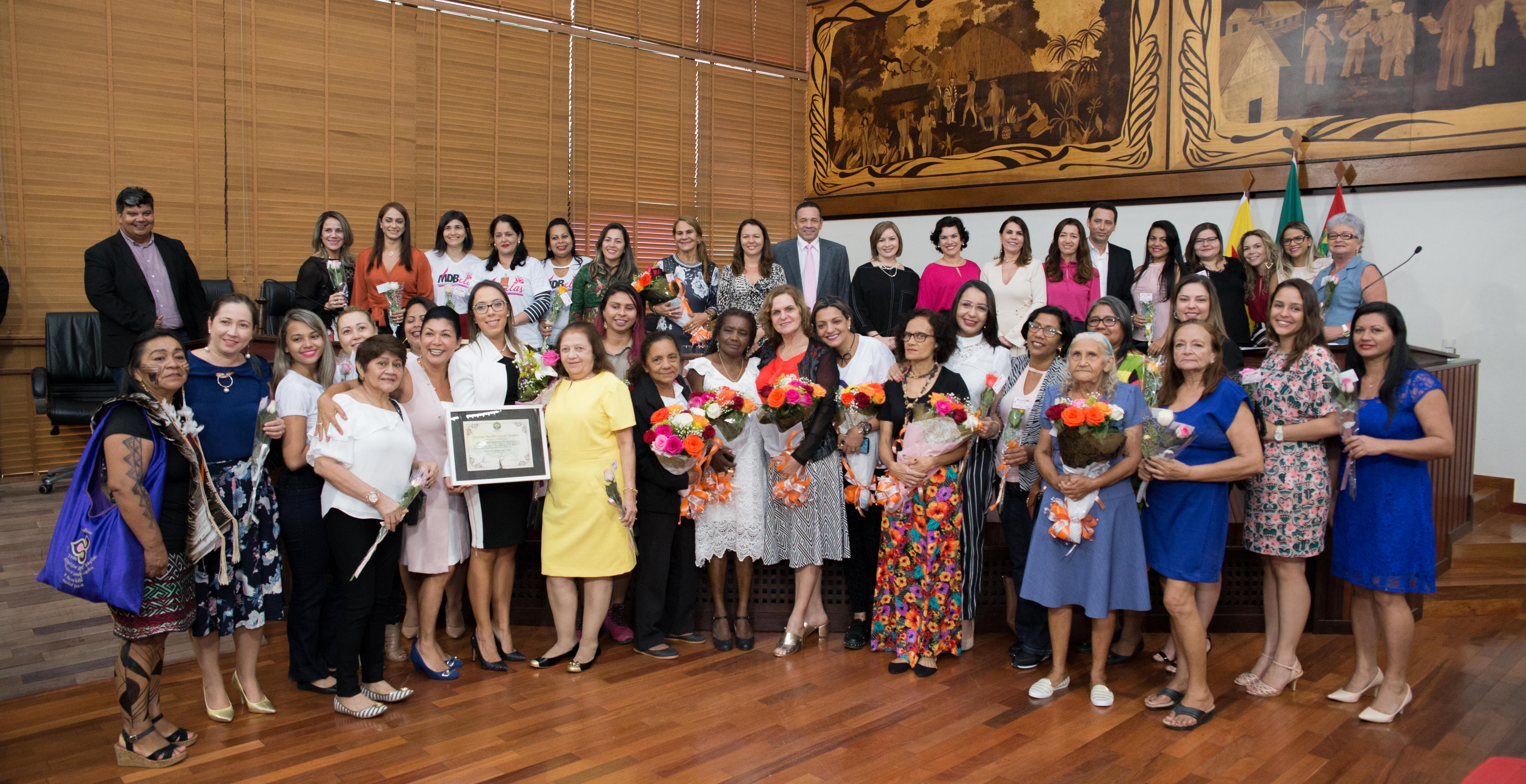 Sinhasique homenageia as mulheres e lamenta pequena participação feminina na política