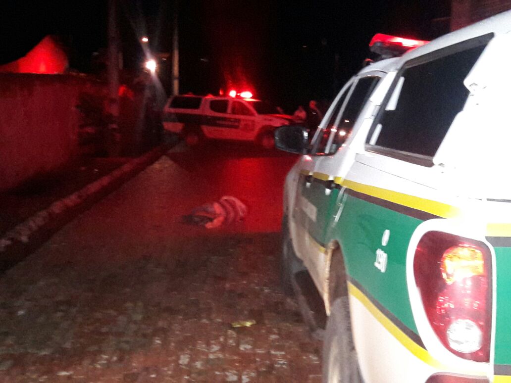 Caseiro de 33 anos é assassinado com 3 tiros quando caminhava em rua no bairro Calafate