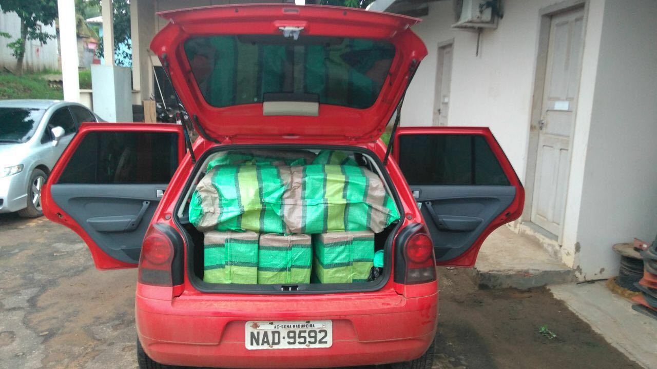 Polícia Federal realiza a prisão de contrabandistas e apreensão de cigarros que seriam levados a Rio Branco