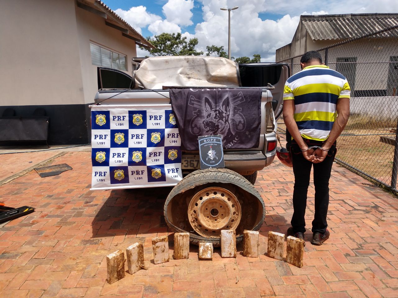 Cães farejadores da polícia descobrem mais de 8kg de cocaína em Senador Guiomard