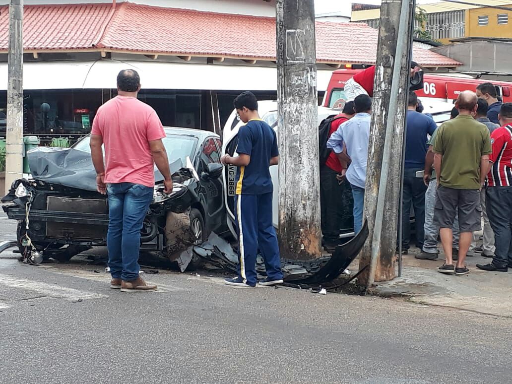 Acidente automobilístico deixa carro tombado e mulher ferida no Bosque