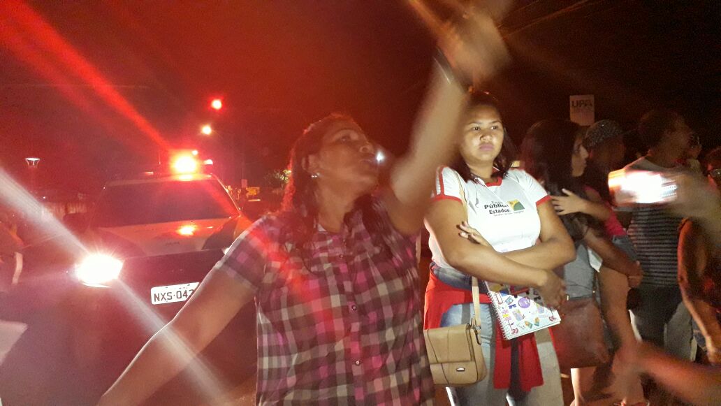 Upa da Sobral fica sem médico por mais de 12 horas e populares fecham rua em protesto