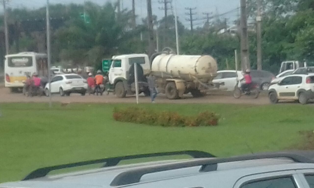 Fio de alta tensão cai e deixa trânsito parado na BR-364 nesta terça-feira