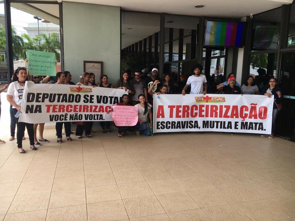 Trabalhadores da Saúde lotam corredores da Aleac em protesto a votação do Pró Saúde