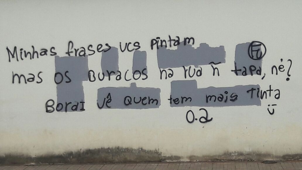 Pichador critica Governo com frase escrita em muro: “Os buracos das ruas vocês não tapam, né?”