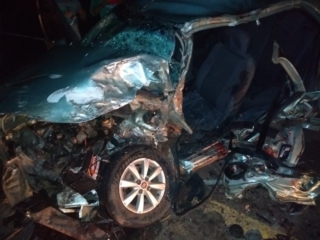 Táxi colide com carreta em acidente na BR-317 e feridos são socorridos das ferragens