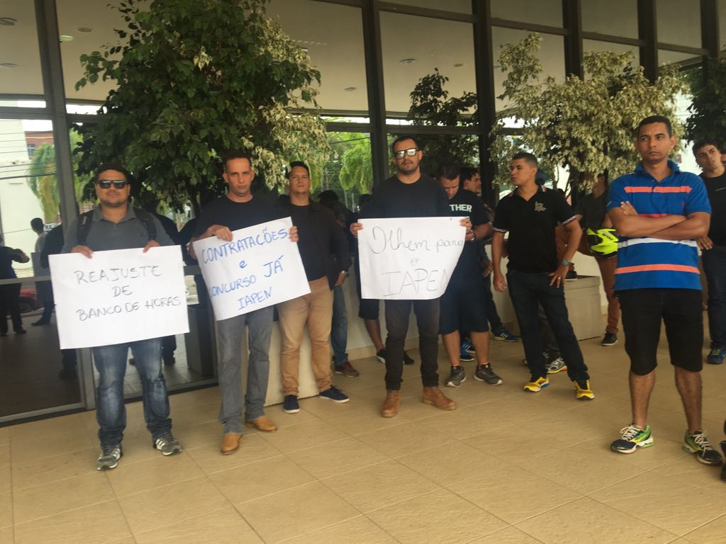 Agentes fazem protesto na Aleac e denunciam caos em sistema penitenciário do Estado