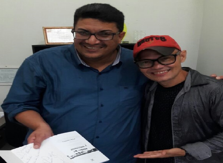 Artista Alessandro Borges dedica poema para presidente da Coopserge
