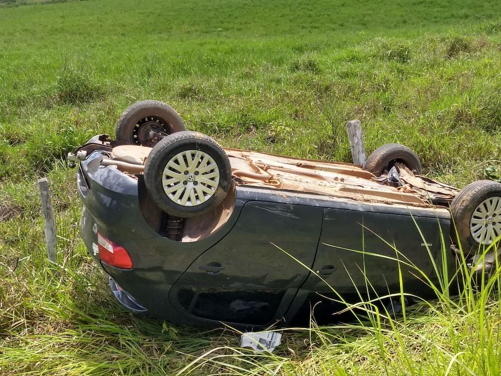 Carro com três mulheres perde controle e tomba após tentativa de ultrapassagem na BR-317
