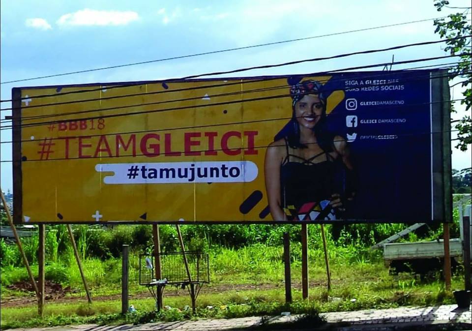 Torcida acreana por Gleici ganha força e outdoor é colocado na ladeira do Bola Preta