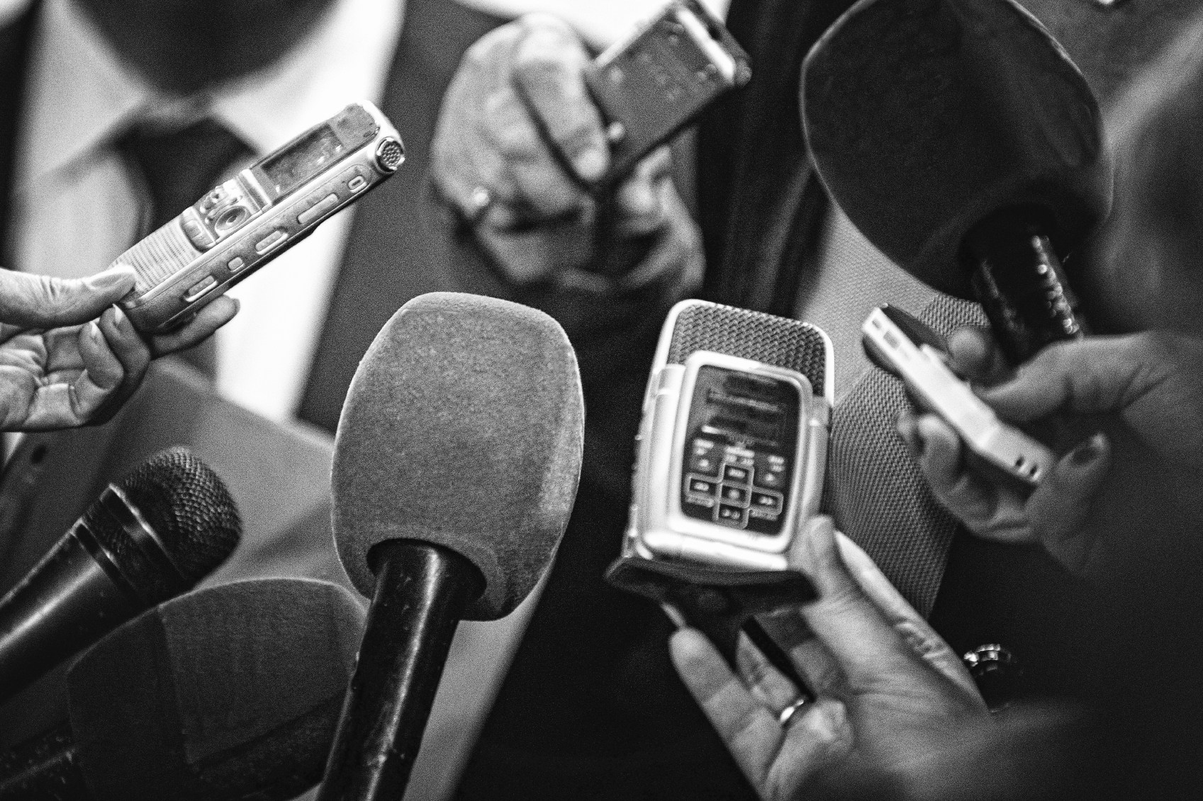 Quando o jornalismo legitima uma farsa, presta enorme desserviço ao cidadão