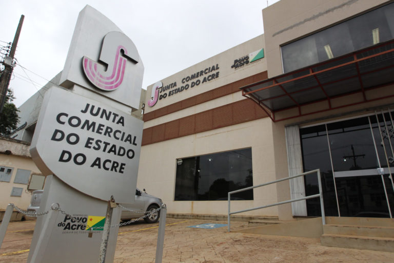 Sobrinha de ex-assessor de Tião é nomeada na Junta Comercial com salário de quase 10 mil