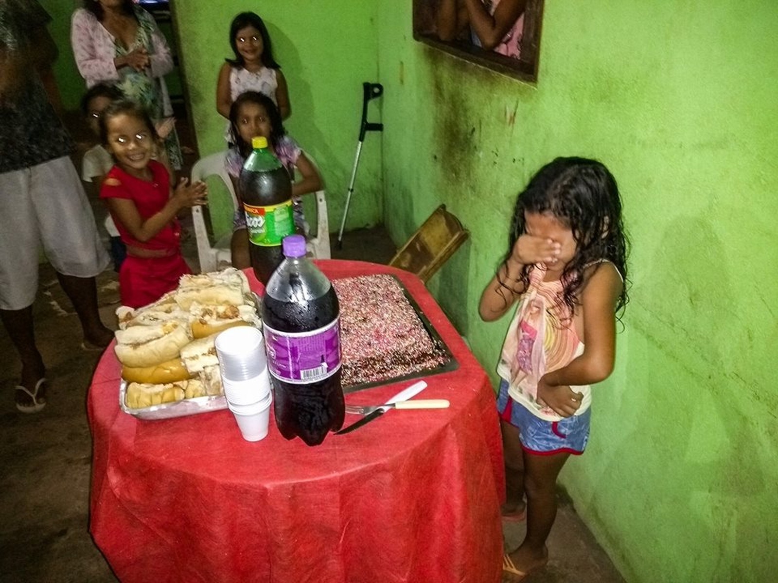 Menina de 7 anos chora na 1ª festa de aniversário e reação repercute na internet