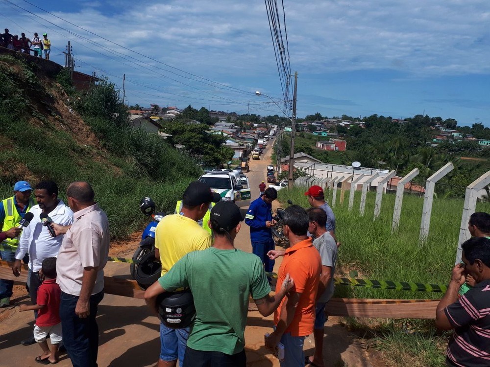 Após um ano sem respostas, moradores bloqueiam acesso a porto em Cruzeiro do Sul