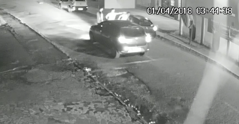 Vídeo mostra supostos policiais federais agredindo acadêmico de medicina no interiord