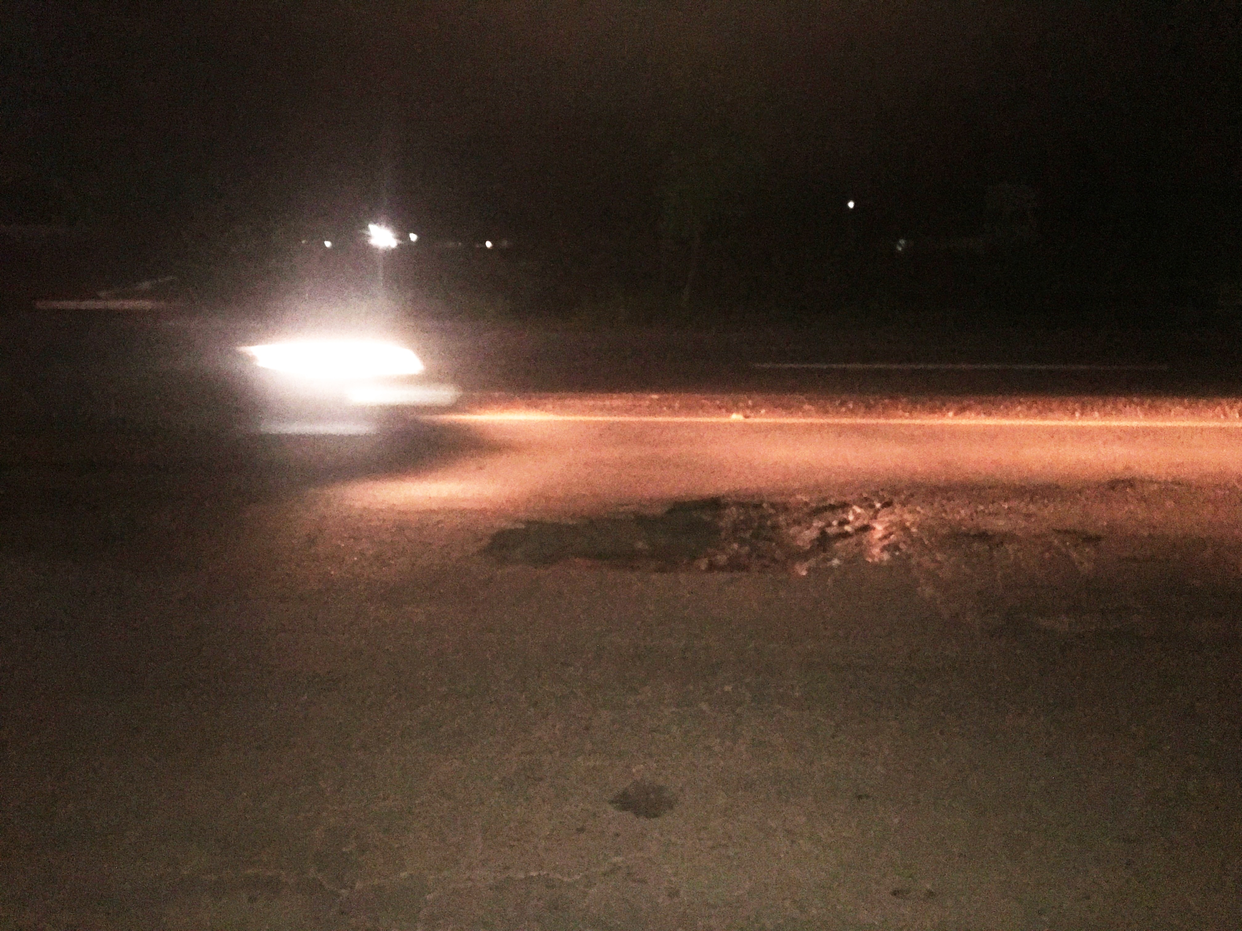 Um só buraco estoura os pneus de quatro carros na mesma noite; “Cidade está abandonada”