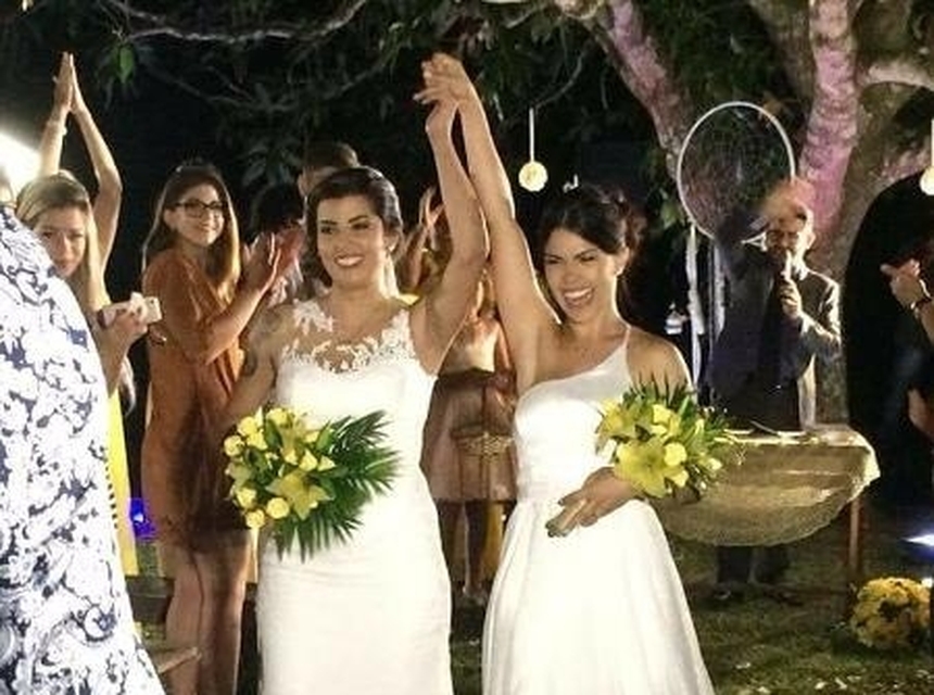 Bailarina do Faustão e namorada se casam em cerimônia com pastor gay