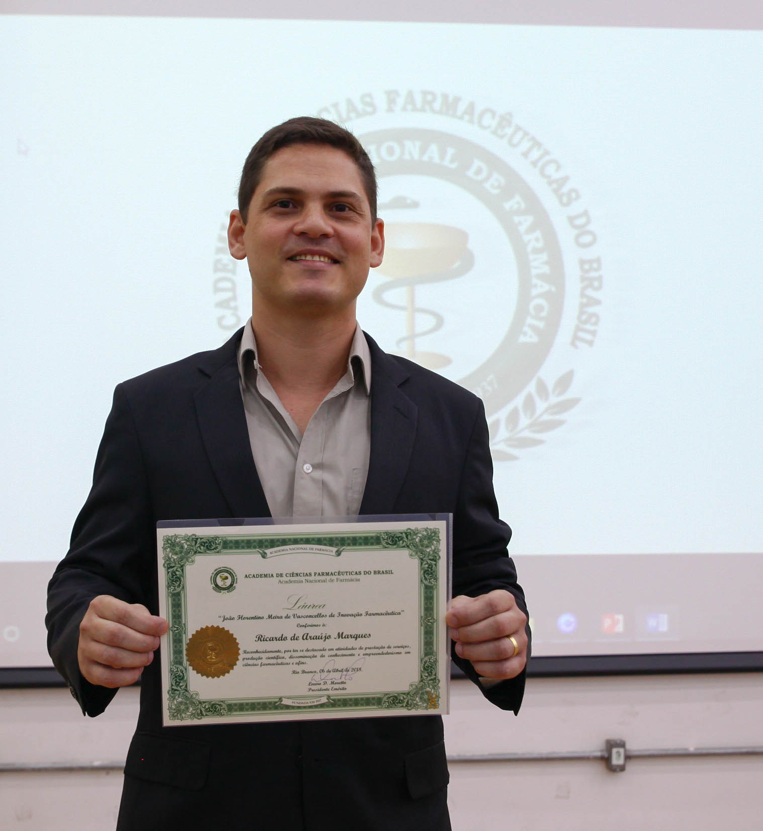 Coordenador do curso de Farmácia da Uninorte é homenageado com importante Outorga