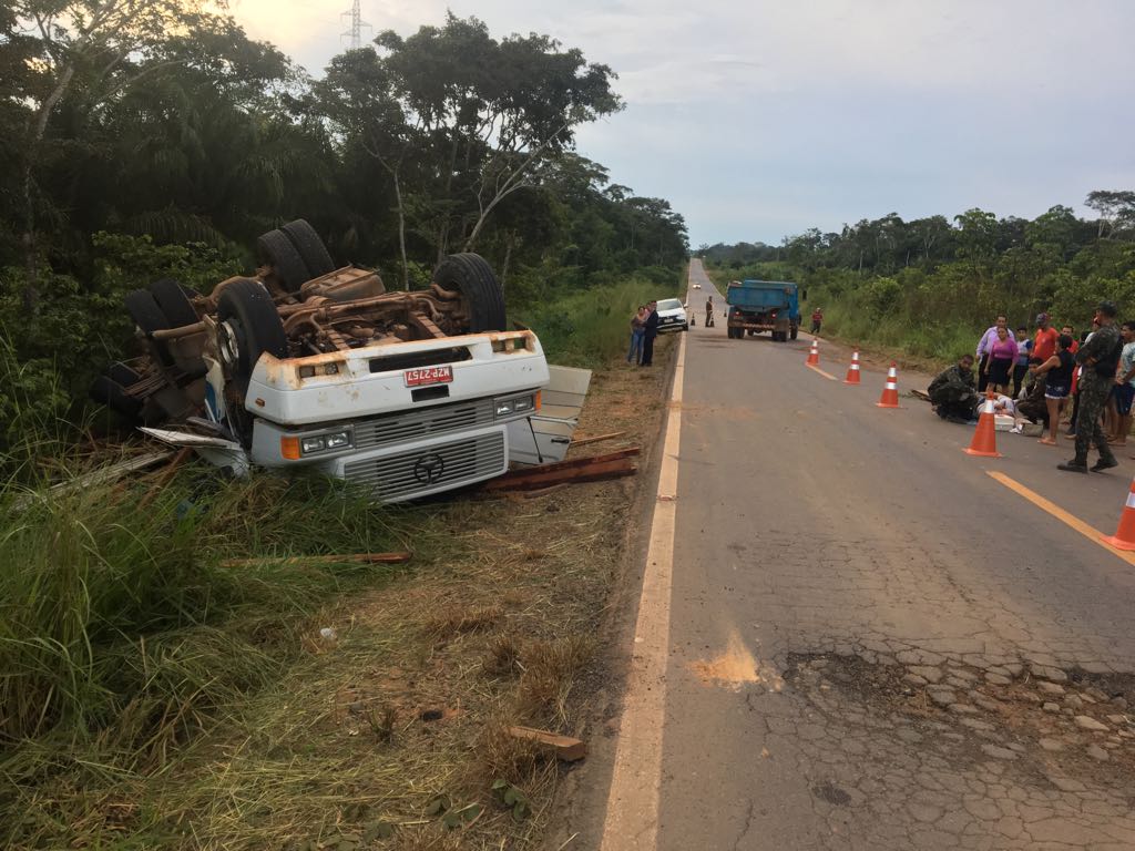 Caminhão carregado com madeira tomba na BR-364 e motorista fica ferido
