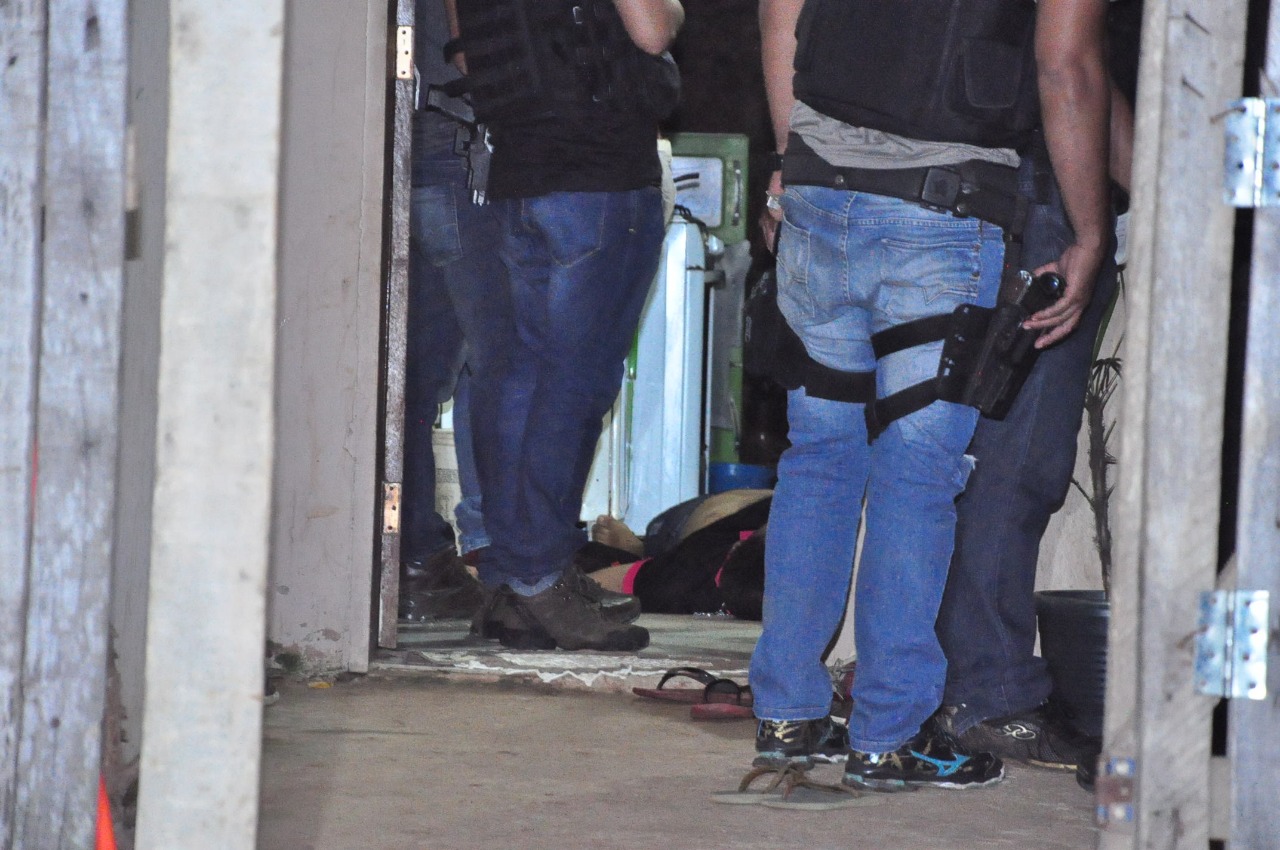 Homem é assassinado a tiros e menor é baleado no pé, em conjunto habitacional