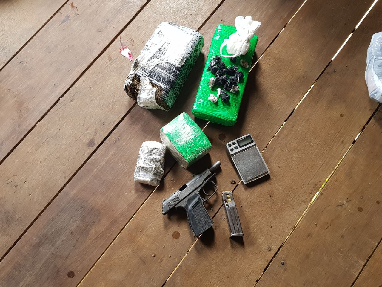 Quatro pessoas são presas e um menor é apreendido com droga e uma pistola em Cruzeiro do Sul