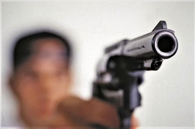 Empresário vira refém de bandidos após ser abordado em frente de casa, no Bosque