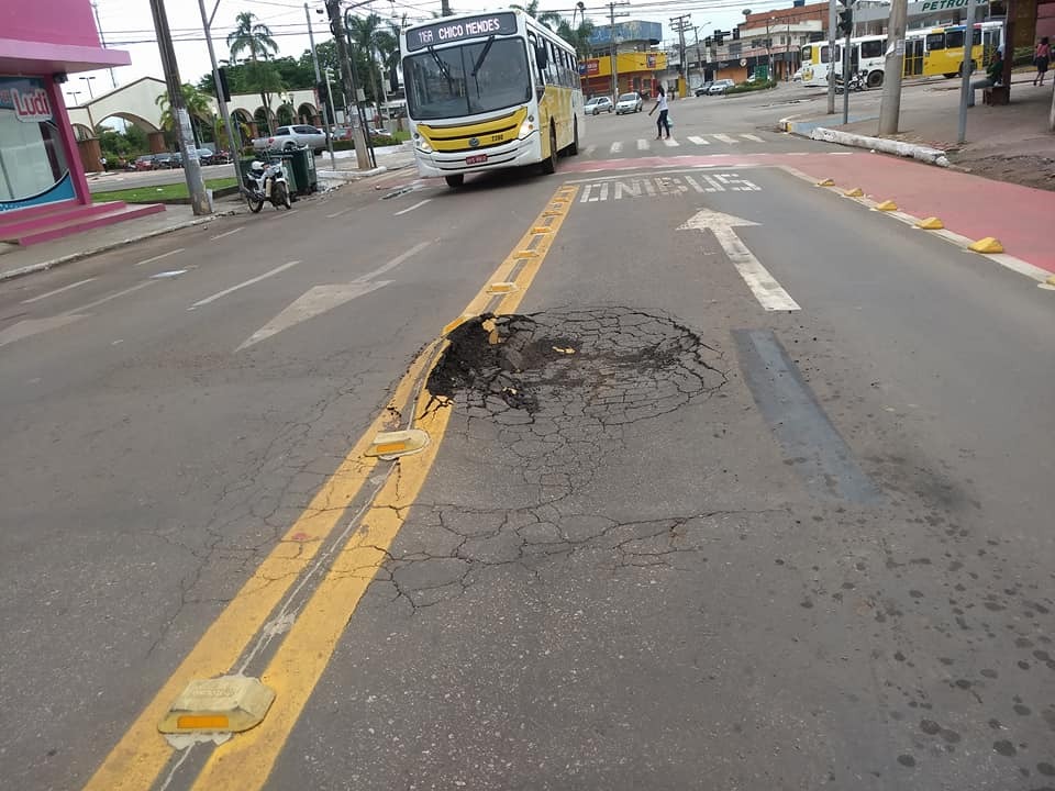 Após denúncia, corredor de ônibus é interditado para conserto de buracos