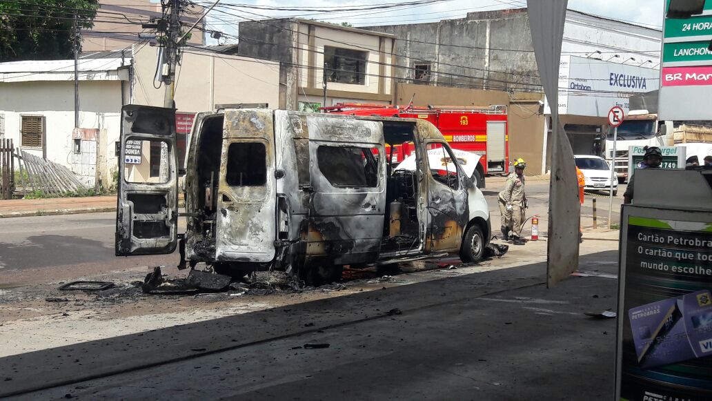 Vídeo: ambulância pega fogo dentro de posto de combustível na Getúlio Vargas