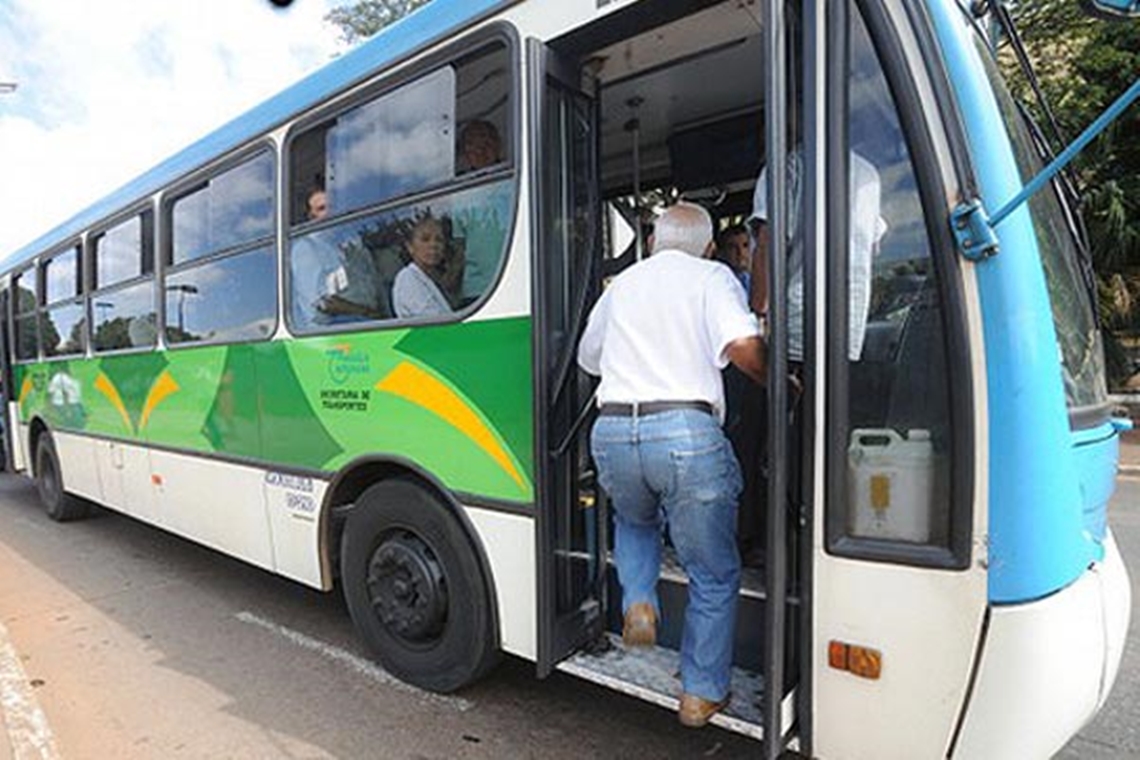 Idoso arremessado para fora do ônibus em movimento deverá ser indenizado