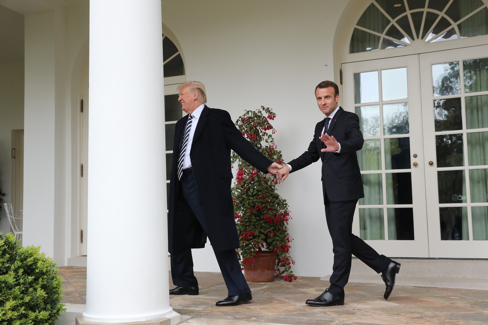 Encontro de Macron e Trump tem beijo, ‘rolê’ de mãos dadas e elogios