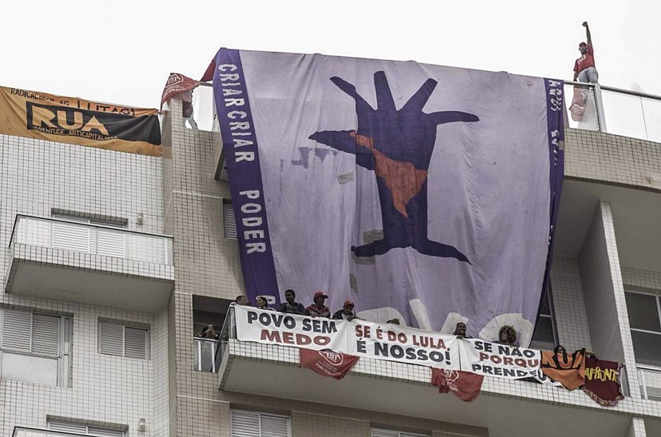 Manifestantes do MTST ocupam tríplex atribuído ao ex-presidente Lula no Guarujá