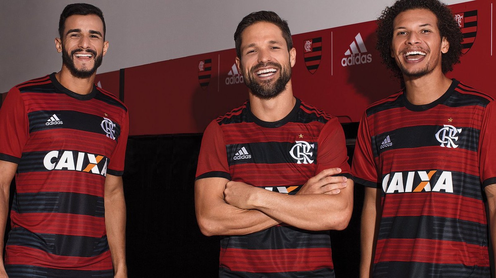 Escudo diferente, grafismos e listras: Flamengo lança novo uniforme para 2018