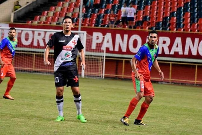 No Acre, jogador de futebol trabalha como motorista particular para complementar renda