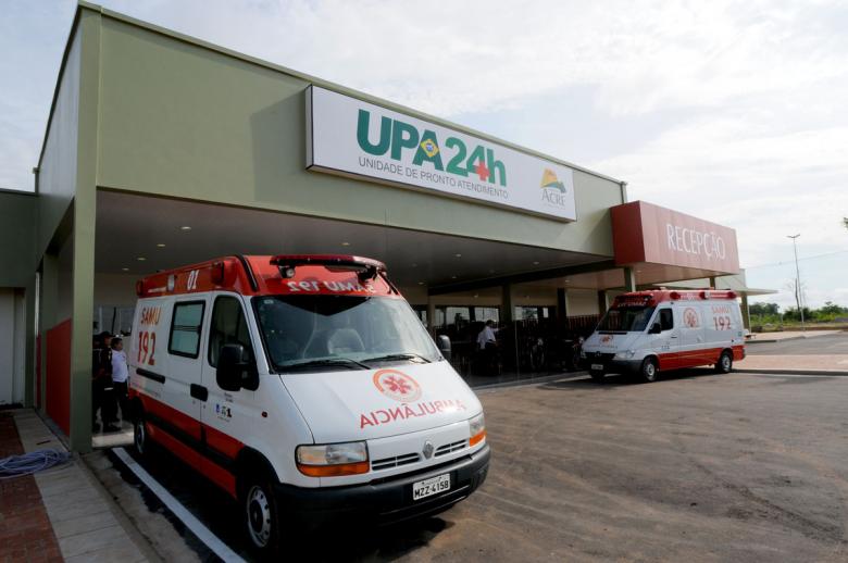 Internautas reclamam de falta de coletores de exames e até água em UPA da Capital