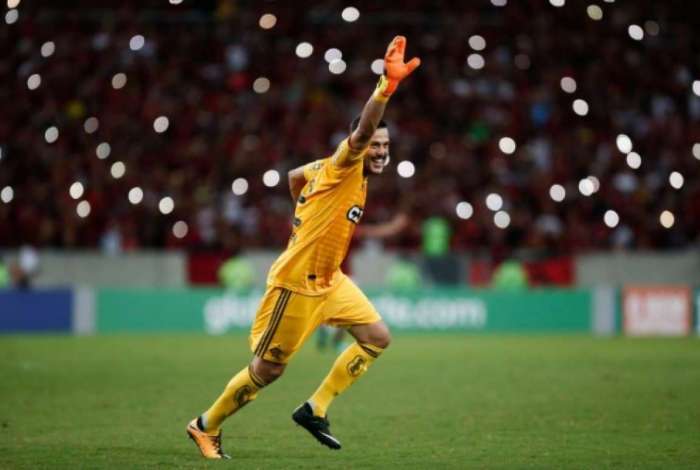 Na despedida de Julio Cesar, Dourado garante vitória do Flamengo sobre o América-MG