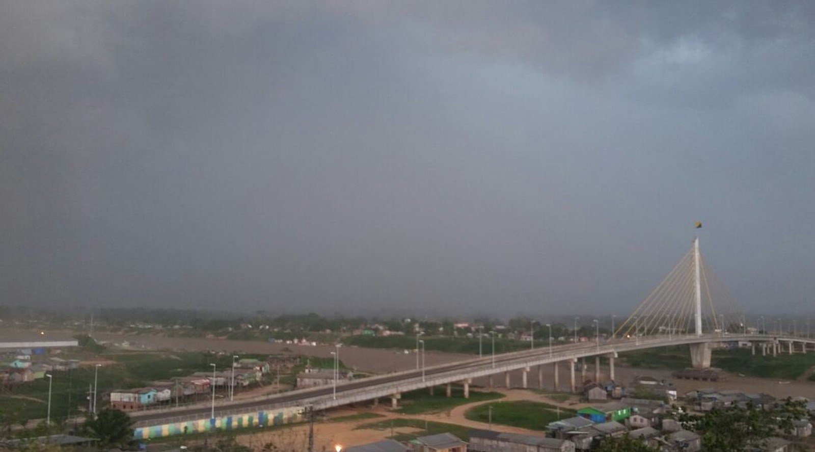 Sol entre nuvens e possibilidades de chuva com trovoadas é a previsão para sábado