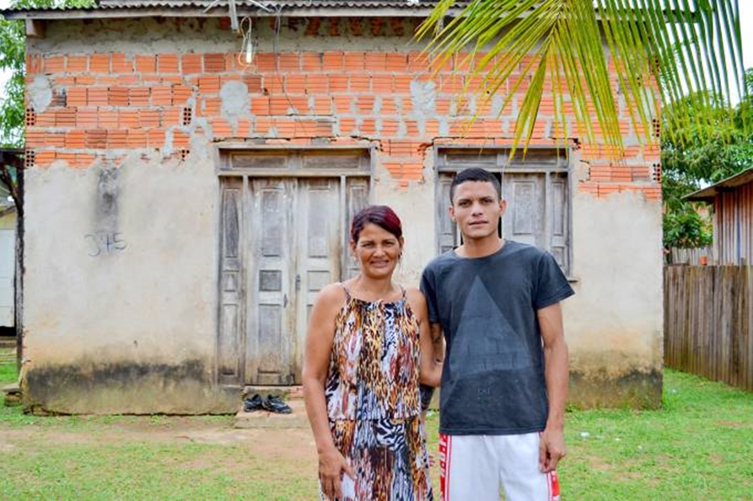 Sem o salário de Gleici que está confinada no Big Brother, família vive de doações