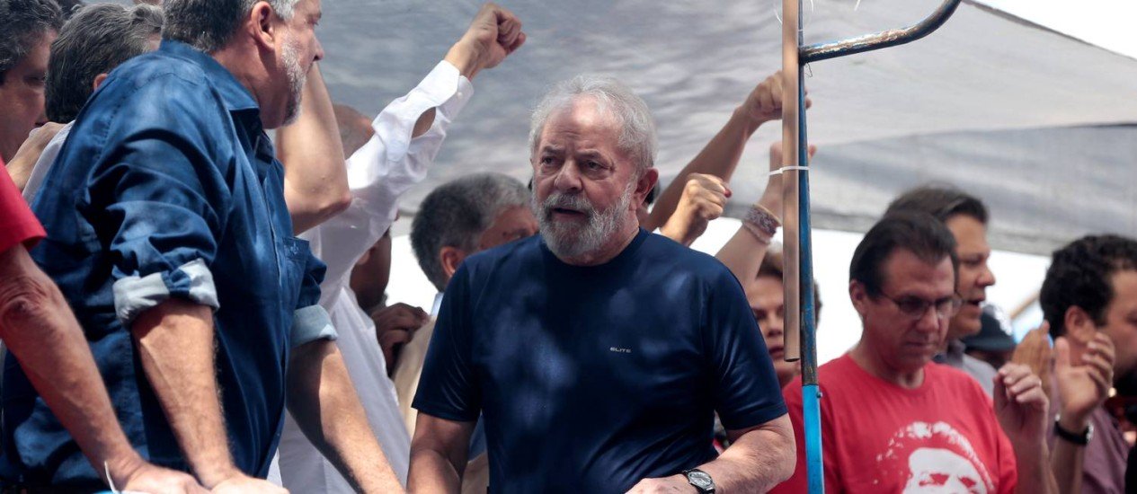 Ex-presidente Lula se entrega à PF para cumprir pena por corrupção e lavagem de dinheiro