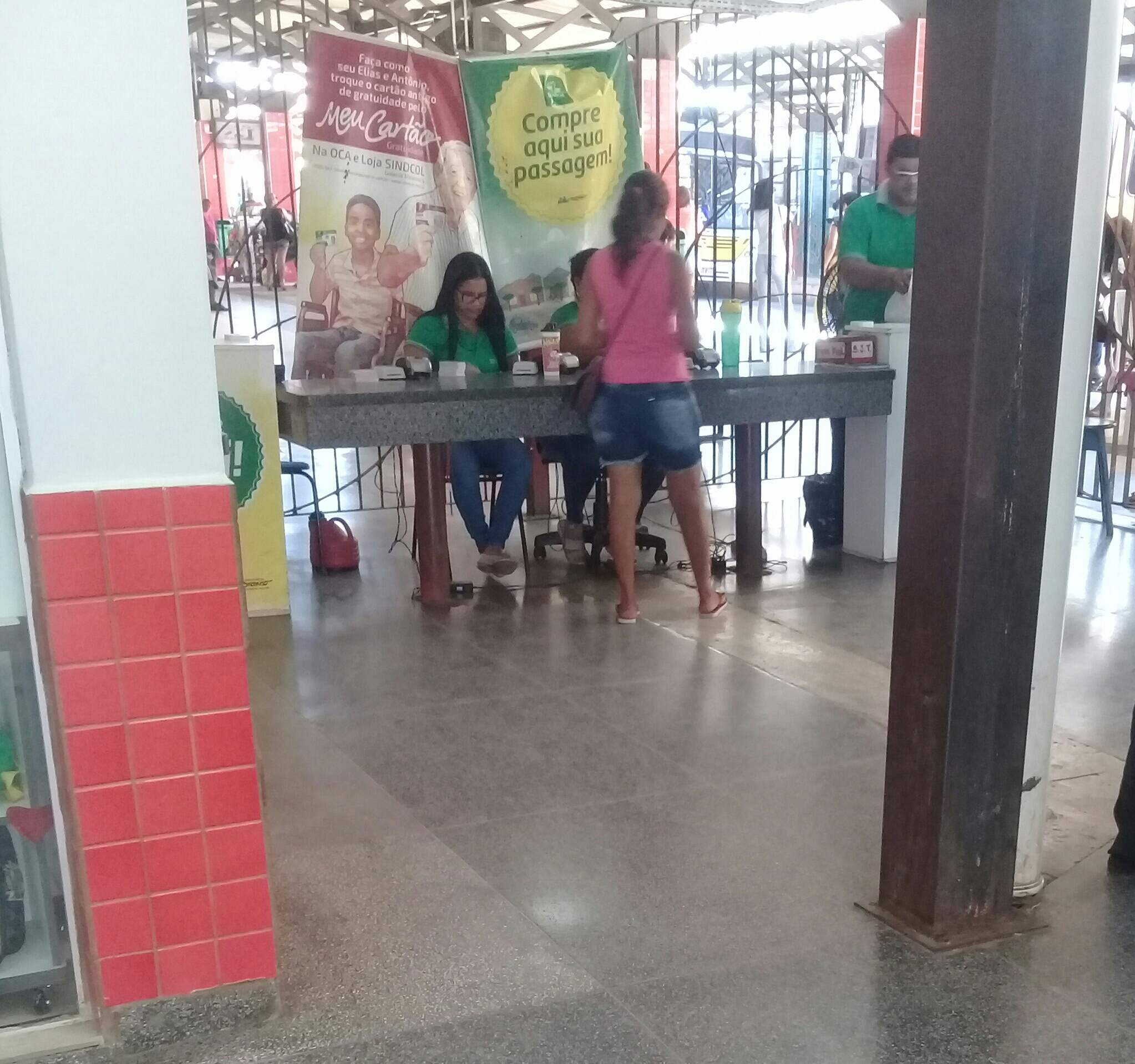 Sala alugada pela RBTrans por R$ 61 mil deixa trabalhadores ao relento no terminal urbano