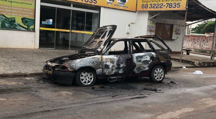 Carro é encontrado incendiado em frente ao campo do Vasco, em Rio Branco